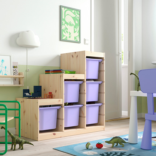 Cuarto de niños TROFAST almacenamiento de lavanda. Estructura de madera, contenedores de plástico morado. Juguetes de dinosaurios cerca.