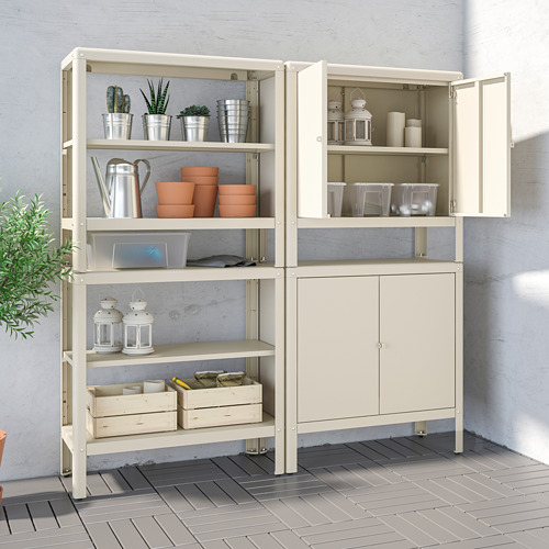 Artículo: KOLBJÖRN en color beige. Fabricado en acero, almacenamiento de múltiples estantes. Los estantes contienen ollas, herramientas y decoración. Tamaño grande para uso en patio o garaje.
