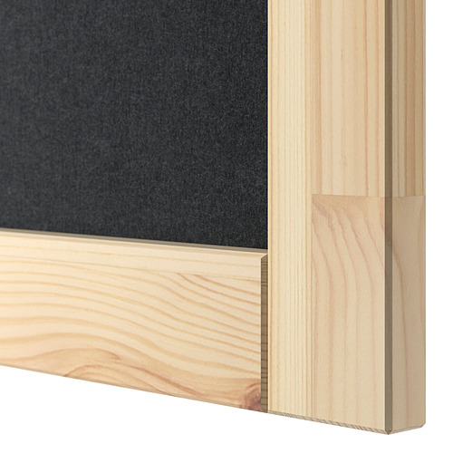 Primer plano del borde de la estantería de madera de pino IVAR, que muestra la veta y el acabado de la madera natural.