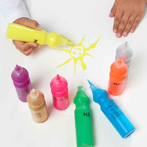 Los niños exprimen coloridos botes de pintura MÅLA sobre papel; Las manos sostienen la botella amarilla mientras que otras muestran varios colores.