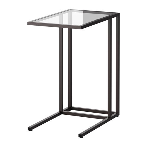 Un soporte negro para portátil VITTSJÖ. Se trata de una tapa rectangular de cristal sostenida por una estructura metálica de líneas limpias y un diseño moderno.