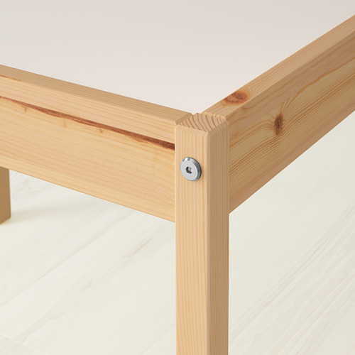 Un robusto rincón de madera para niños hecho de pino macizo, con una tapa que se puede limpiar.