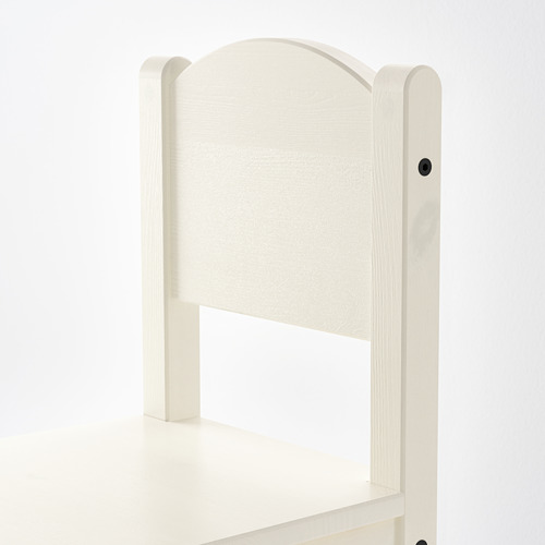 Pequeña silla de madera blanca con acabado liso y diseño robusto. Ideal para zona de juegos infantiles.