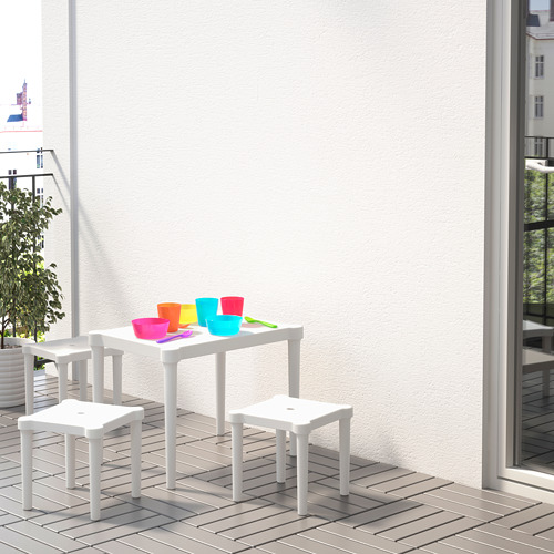 Balaustrada, mesa infantil exterior con tazas de colores, sillas blancas, cerca de la ventana, arbolito.