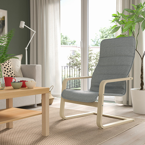 Sala de estar moderna con silla ÅRSUNDA, ventana, plantas, almohadas, mesa de café.