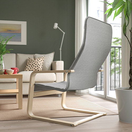 Moderno salón con sillón ÅRSUNDA, sofá, lámpara, gran ventanal y planta.