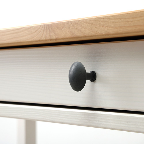 Escritorio limpio y moderno con tapa de madera y elegante mango negro, con una construcción robusta y un acabado elegante.