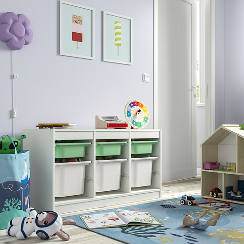 Sala de juegos para niños con muebles de almacenaje blancos TROFAST. Con el tamaño adecuado para caber perfectamente, con contenedores de colores y juguetes. Brillante, juguetón y organizado.