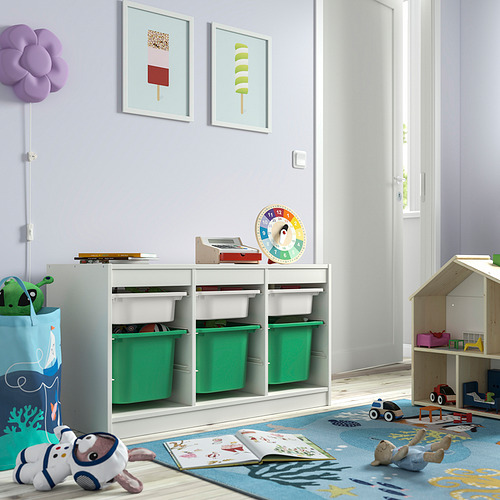 Sala de juegos con almacenamiento TROFAST, contenedores verdes. Espacio infantil organizado y luminoso.