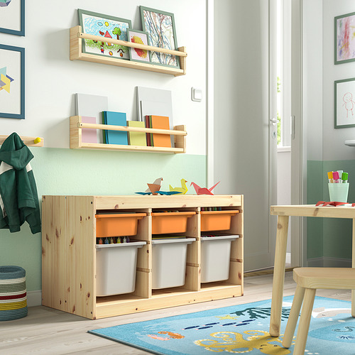 Habitación para niños con almacenamiento de madera clara TROFAST; Incluye estantes, contenedores y cajas para organizar juguetes y materiales de arte.