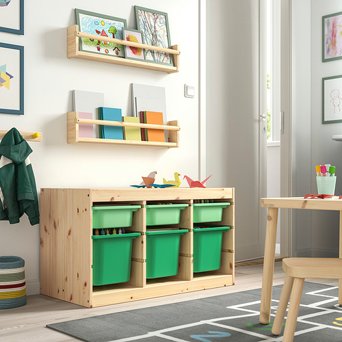 Almacenamiento de juguetes para niños: TROFAST, madera clara, cubos verdes, cuadrado, modular. Encaja bien en una habitación cerca de las estanterías de la pared.