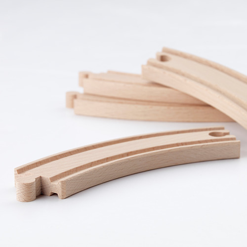 Vías de tren de madera de alta calidad cuidadosamente dispuestas. Acabado liso y natural, elaborado a partir de haya maciza.