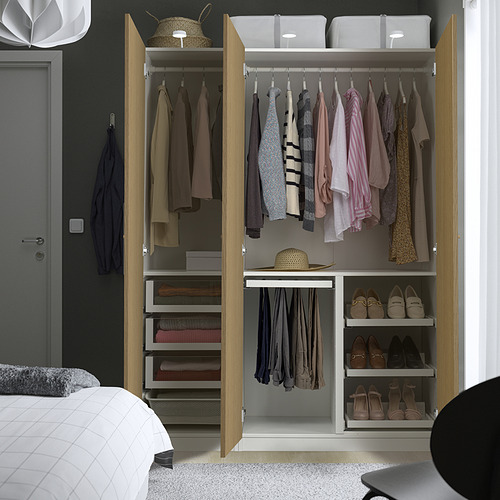 Armario abierto con ropa y almacenamiento, espacio de dormitorio organizado.