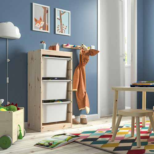 Habitación para niños TROFAST con alfombras coloridas, arte y libros.