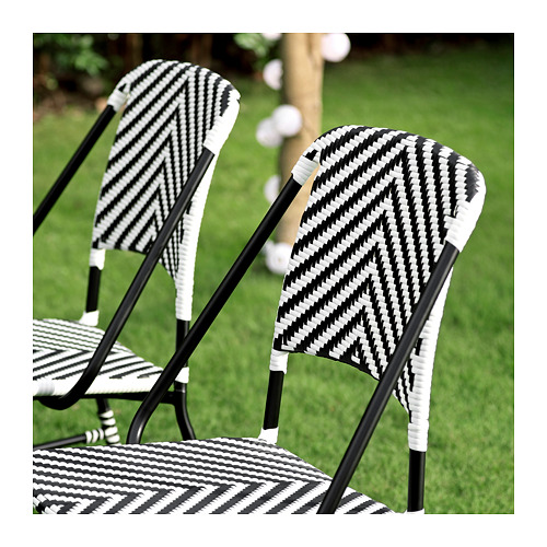 Sillas de exterior tejidas en blanco y negro, VASSHOLMEN, de ikea.