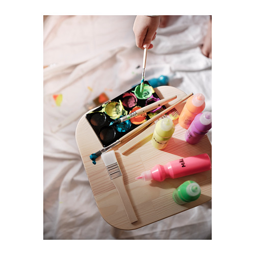 Configuración de pintura: paleta de madera con pinturas de colores, pinceles, pintura a mano de niños.