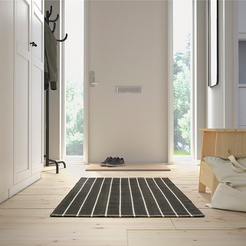 Alfombra de rayas RIDSTIG gris y blanca en la entrada minimalista de la casa, algodón suave, forma de corredor, diseño limpio.