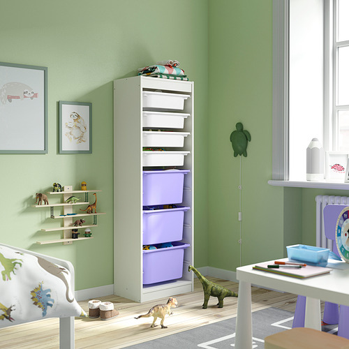 Habitación para niños con torre TROFAST, cajones morados, juguetes y cama.