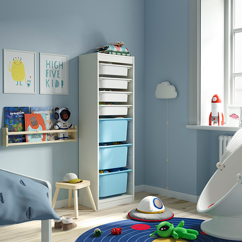 Habitación para niños con almacenamiento TROFAST azul, marco blanco, contenedores azules. Contenedores altos, esquineros, de tamaño mixto para un fácil acceso.