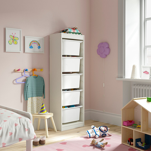 Habitación para niños con almacenamiento TROFAST, contenedores blancos, paredes rosas, alfombra de corazón.