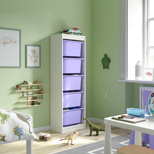Habitación infantil con torre de almacenamiento TROFAST, cajas de plástico moradas. 5 cajones, juguetes pequeños y tema de dinosaurios.