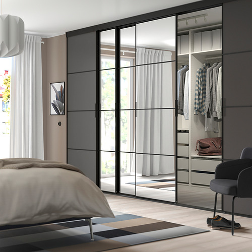 Dormitorio moderno con armario con espejos, muebles neutros y decoración minimalista.