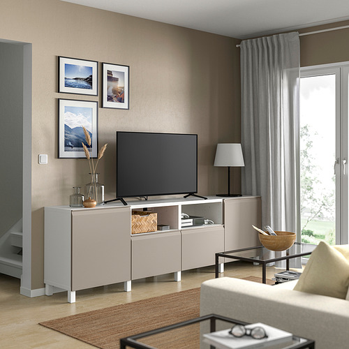 Sala de estar moderna con banco de tv BESTÅ, TV de pantalla plana, fotos, decoración, cortinas grises, sofá, mesa de centro.