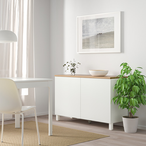 Aparador blanco BESTÅ con tapa de madera. Jarrón, cuenco, planta. Imagen costera de arriba.