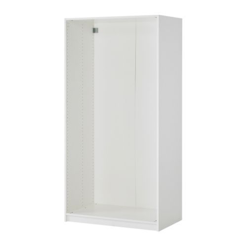 Un armario PAX blanco con un elegante diseño rectangular. Cuenta con pies ajustables y bisagras de cierre suave, proporcionando soluciones de almacenamiento modernas.