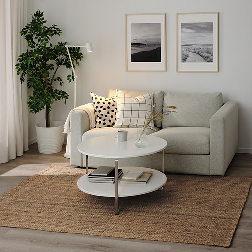 Salón minimalista con sofá gris, mesa blanca, alfombra de yute, decoración y alfombra STRÖG.