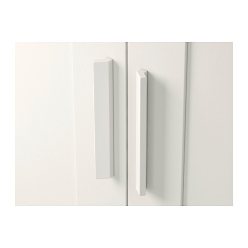 Armario blanco de diseño minimalista, con dos puertas con tiradores verticales y líneas limpias, que muestra una solución de almacenamiento moderna.