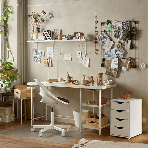 Elegante oficina: mueble FRIIDROTT, escritorio, silla, tablón de anuncios.