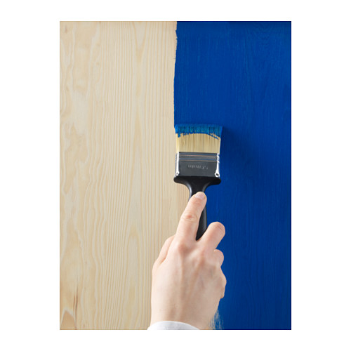 Tablero de madera pintado a mano de color azul. Mostrando la transformación de la madera natural a la pintada.