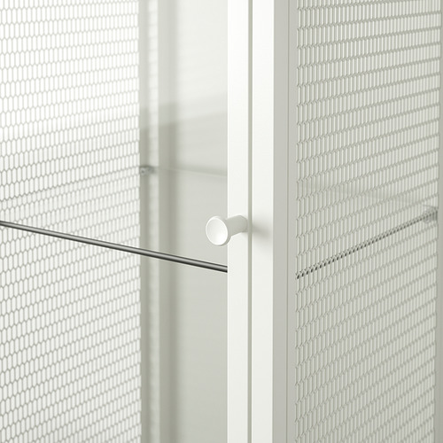 Moderna vitrina de vidrio con puertas de malla, con un diseño elegante y una construcción robusta.