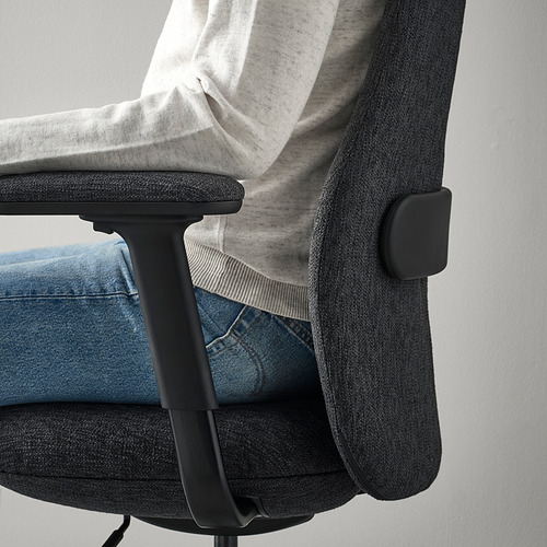 Silla de oficina con soporte lumbar ajustable y reposabrazos.