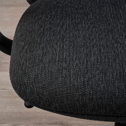 Primer plano del asiento de la silla de oficina moderna con tela oscura, suave y duradera y costuras limpias.