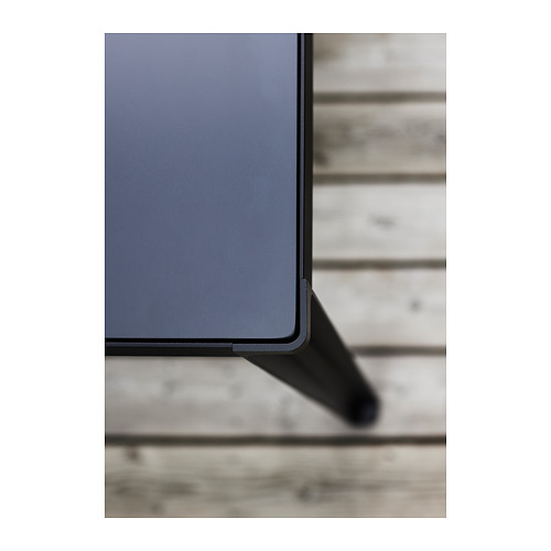 Mesa de exterior gris oscuro con elegante pata metálica, diseño moderno.