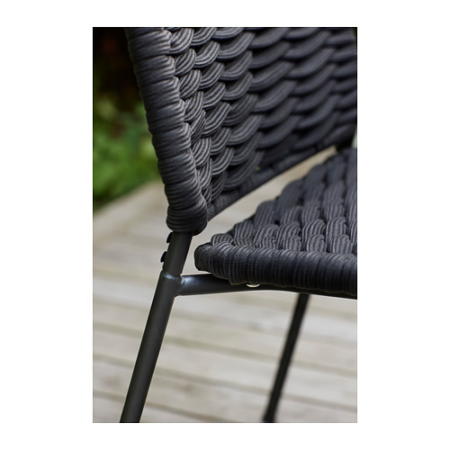 Silla de comedor de exterior negra con asiento y respaldo de cuerda tejida, estructura de metal.
