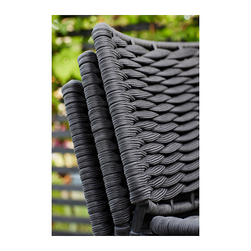 Silla de exterior negra con asiento y respaldo de cuerda tejida. Diseño moderno y elegante, parte de la serie TEGELÖN.