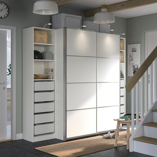 Entrada moderna con armario PAX, blanco, puertas correderas, diseño elegante.