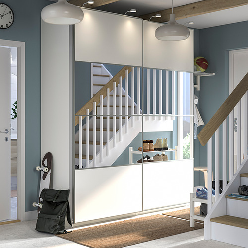 Entrada moderna con almacenamiento PAX blanco, puertas con espejos, escaleras, paredes grises y detalles en madera.