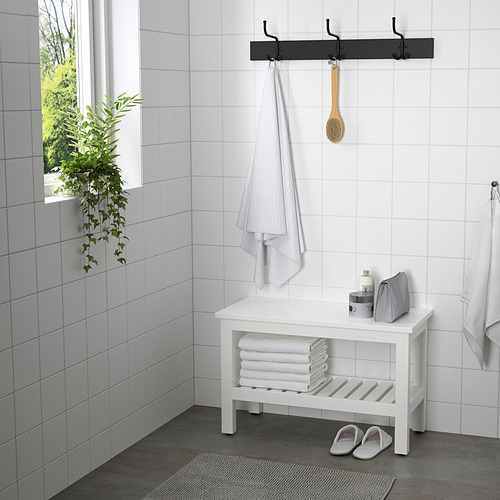 Baño minimalista: banco HEMNES con toallas, ganchos con toalla y cepillo, planta junto a la ventana