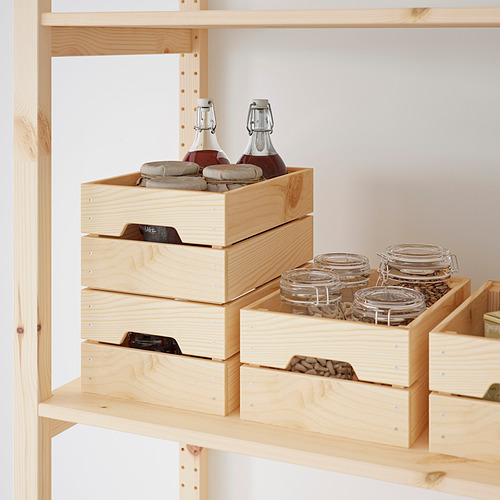 Cajas de almacenamiento de madera apiladas en estantes, con frascos y botellas.