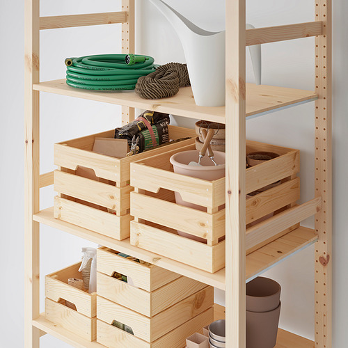Caja de almacenamiento de madera KNAGGLIG con herramientas, mangueras, macetas y jarrones; marrón claro, de tamaño mediano, rectangular, con asas.