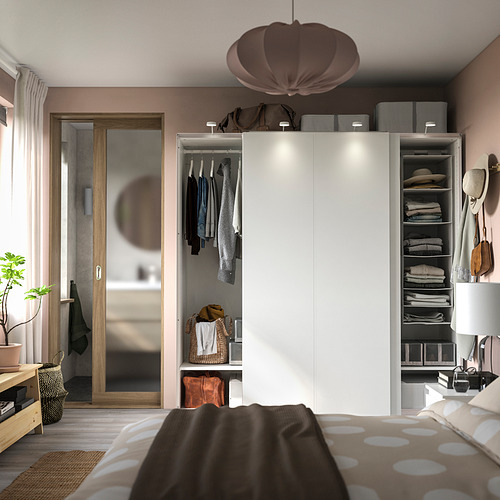 Dormitorio moderno con armario PAX, puertas correderas y almacenamiento organizado.