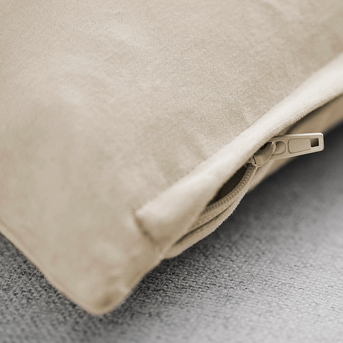 Primer plano de una funda de cojín de terciopelo de algodón suave con una cremallera limpia, que muestra su textura y artesanía de alta calidad.