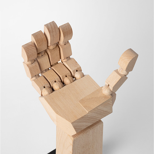 Organizador de escritorio ajustable de madera, acabado natural. Tres puntas sujetan artículos, con articulaciones móviles para la personalización.