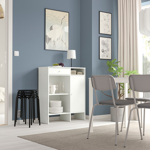 Comedor moderno con unidad de almacenamiento BAGGEBO blanca, sillas grises y paredes azules. Decorado con estampados y plantas.