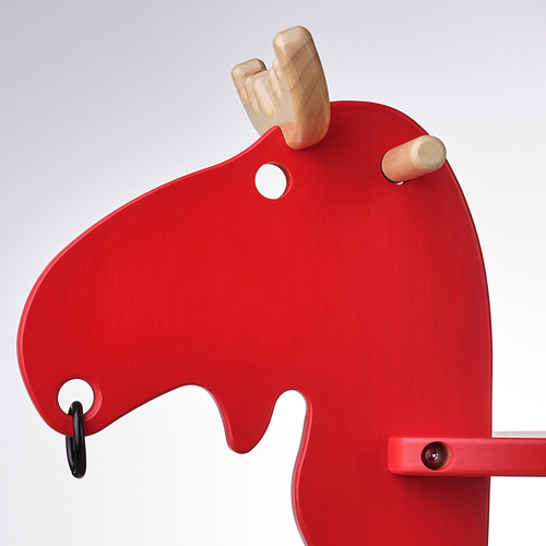 Juguete infantil rojo brillante con acabado liso; Diseñado como un caballo con detalles de madera y construcción robusta.