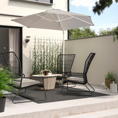 Patio moderno con sillas TALLSKÄR, sombrilla, mesa y plantas de pared. Las sillas elegantes se adaptan a un espacio pequeño.